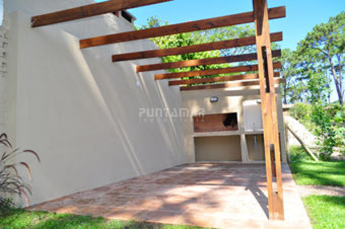 Casa ID.210370 - CALIDA Y CONFORTABLE CASA EN ZONA DE PLAYA MANSA , AMPLIO JARDIN CON PISCINA Y PARRILLERO