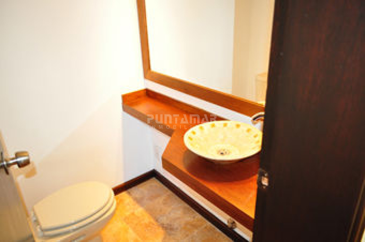 Casa ID.210370 - CALIDA Y CONFORTABLE CASA EN ZONA DE PLAYA MANSA , AMPLIO JARDIN CON PISCINA Y PARRILLERO