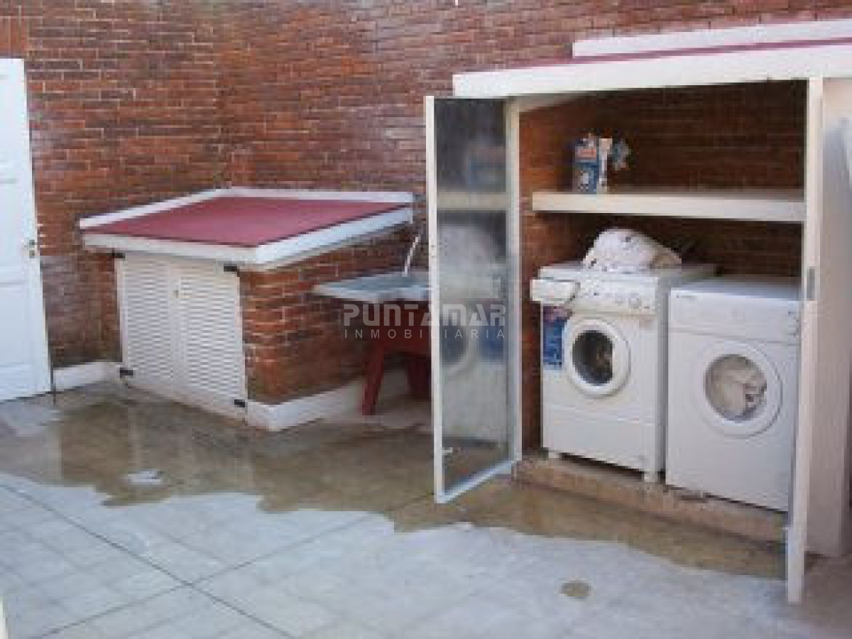 Casa ID.210370 - CALIDA Y CONFORTABLE CASA EN ZONA DE PLAYA MANSA , AMPLIO JARDIN CON PISCINA Y PARRILLERO