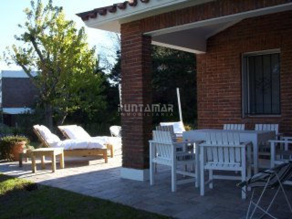 Casa ID.210370 - CALIDA Y CONFORTABLE CASA EN ZONA DE PLAYA MANSA , AMPLIO JARDIN CON PISCINA Y PARRILLERO