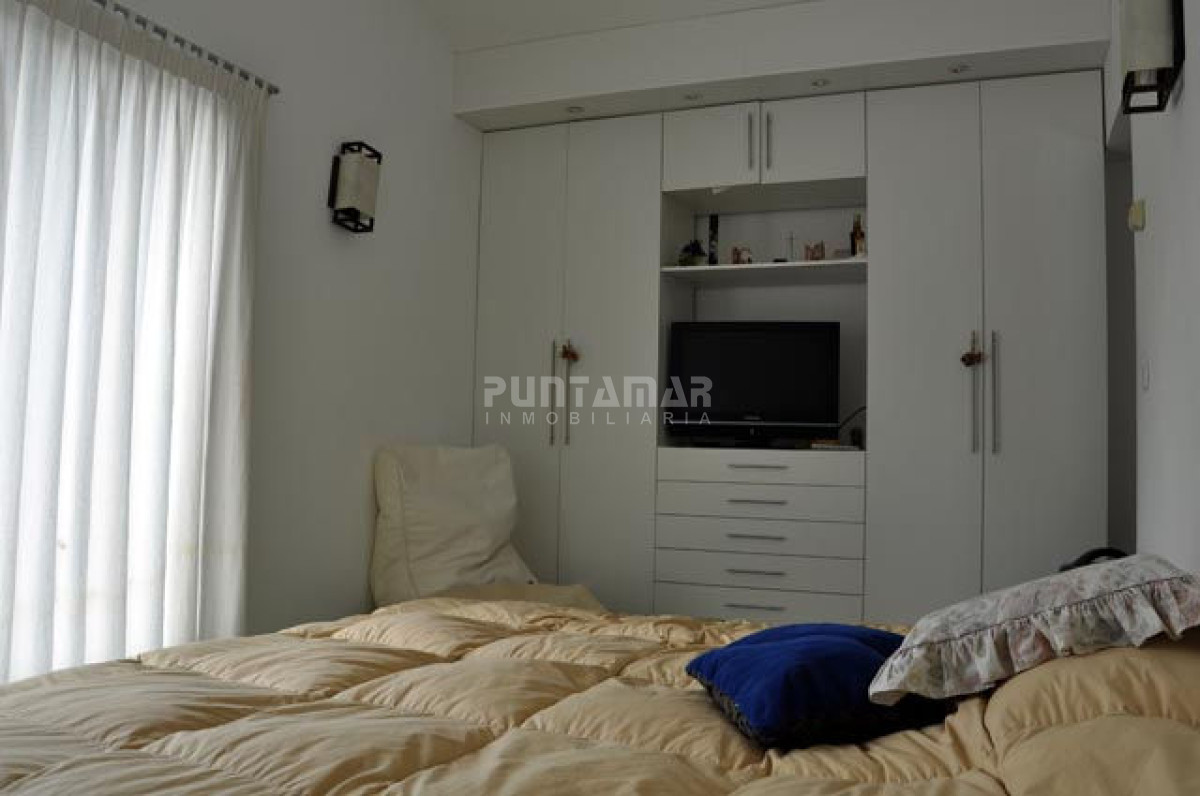 Casa ID.210370 - CALIDA Y CONFORTABLE CASA EN ZONA DE PLAYA MANSA , AMPLIO JARDIN CON PISCINA Y PARRILLERO