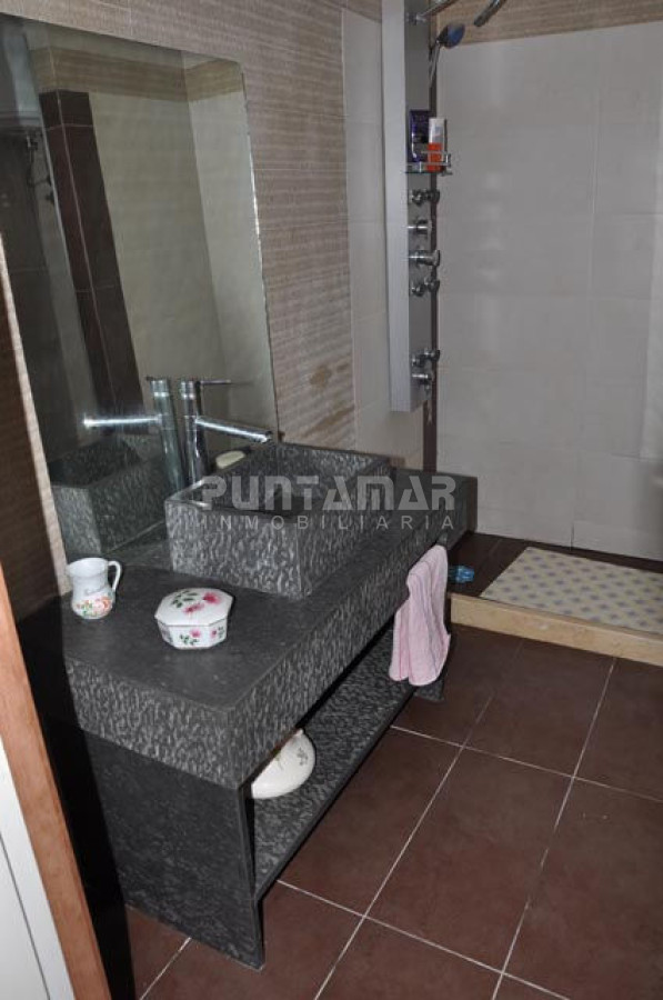 Casa ID.210370 - CALIDA Y CONFORTABLE CASA EN ZONA DE PLAYA MANSA , AMPLIO JARDIN CON PISCINA Y PARRILLERO
