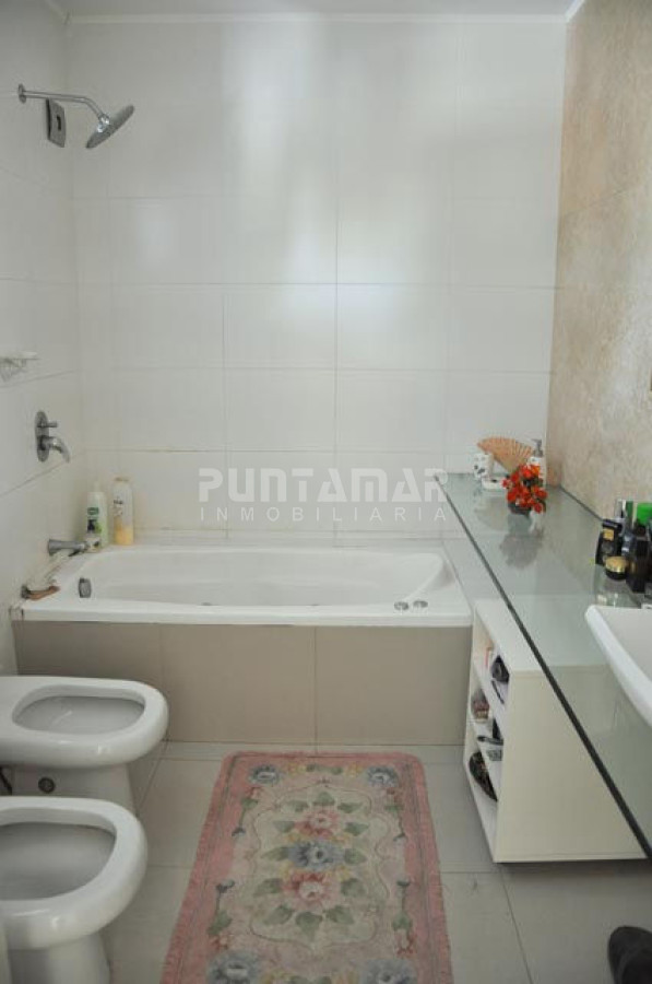 Casa ID.210370 - CALIDA Y CONFORTABLE CASA EN ZONA DE PLAYA MANSA , AMPLIO JARDIN CON PISCINA Y PARRILLERO