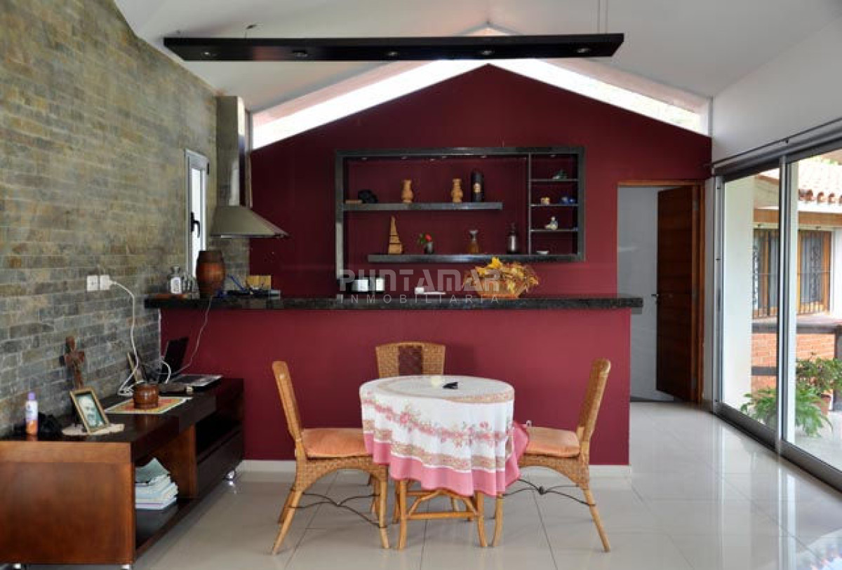 Casa ID.210370 - CALIDA Y CONFORTABLE CASA EN ZONA DE PLAYA MANSA , AMPLIO JARDIN CON PISCINA Y PARRILLERO