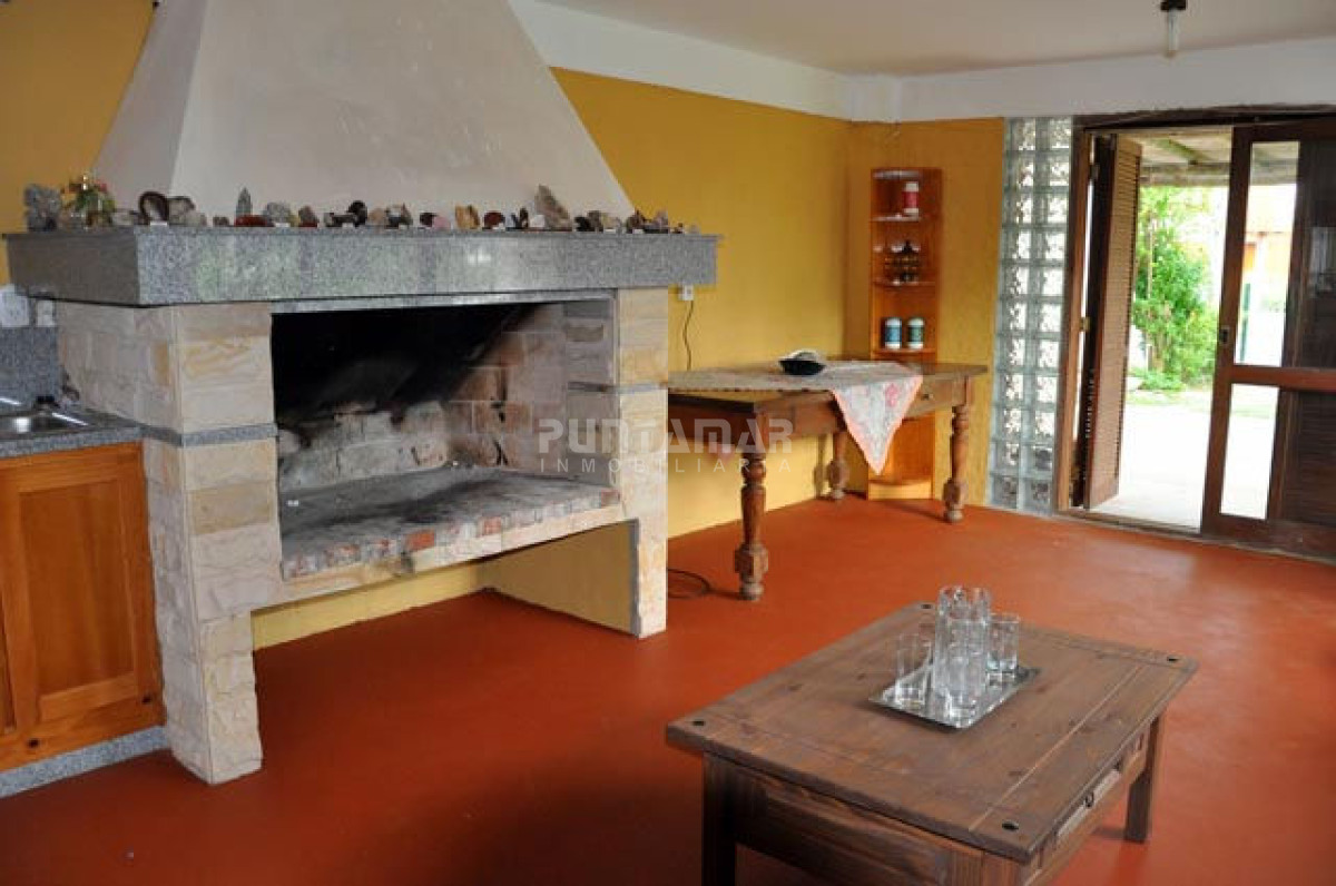 Casa ID.210370 - CALIDA Y CONFORTABLE CASA EN ZONA DE PLAYA MANSA , AMPLIO JARDIN CON PISCINA Y PARRILLERO