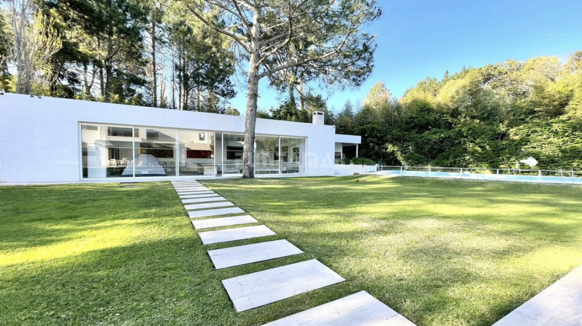 Casa ID.213860 - EXCLUSIVA PROPIEDAD EN BARRIO GOLF.