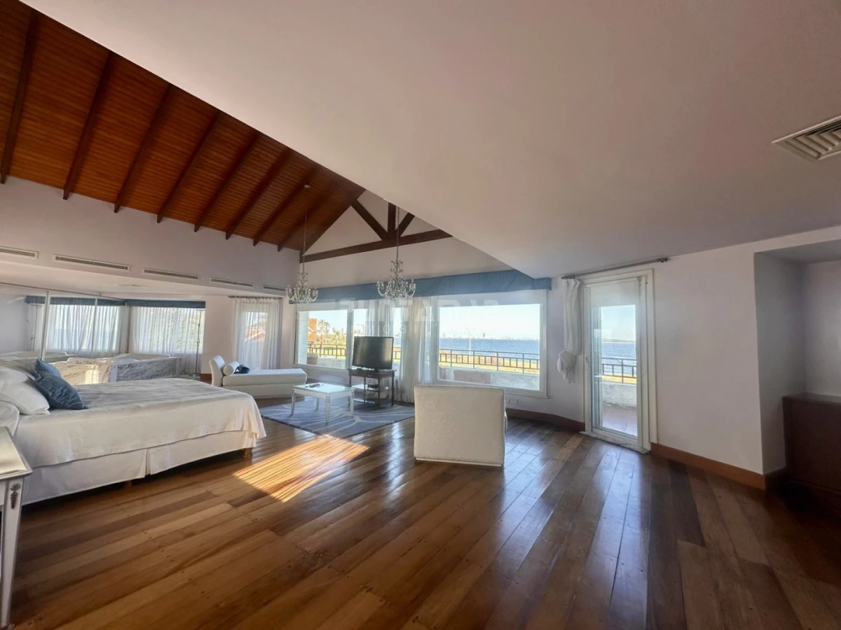 Casa ID.213906 - EXCLUSIVA MANSIÓN FRENTE AL MAR. Residencia de categoría con casa de huéspedes y de caseros frente a playa mansa.