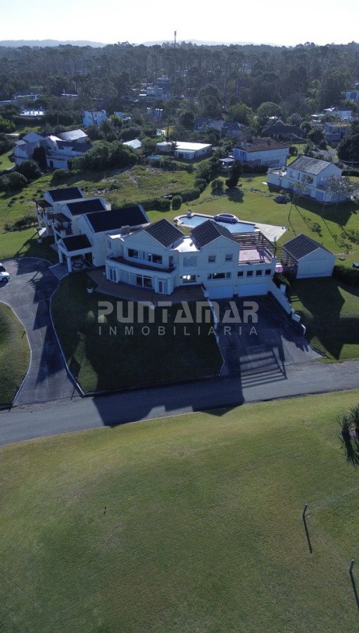 Casa ID.213906 - EXCLUSIVA MANSIÓN FRENTE AL MAR. Residencia de categoría con casa de huéspedes y de caseros frente a playa mansa.