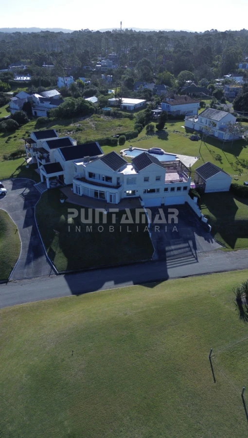 Casa ID.213906 - EXCLUSIVA MANSIÓN FRENTE AL MAR. Residencia de categoría con casa de huéspedes y de caseros frente a playa mansa.