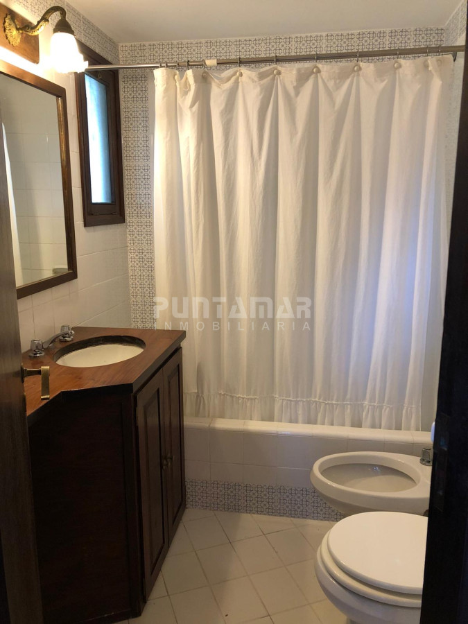 Casa ID.210719 - CASA A LA VENTA UBICADA A POCAS CUADRAS DE PLAYA BRAVA PUNTA DEL ESTE