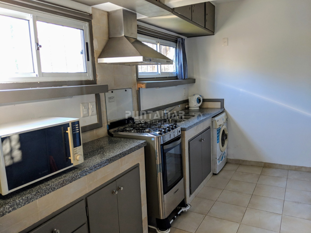 Casa ID.211732 - Casa en alquiler, playa mansa, 3 dormitorios, jardín, parrillero, reciclada