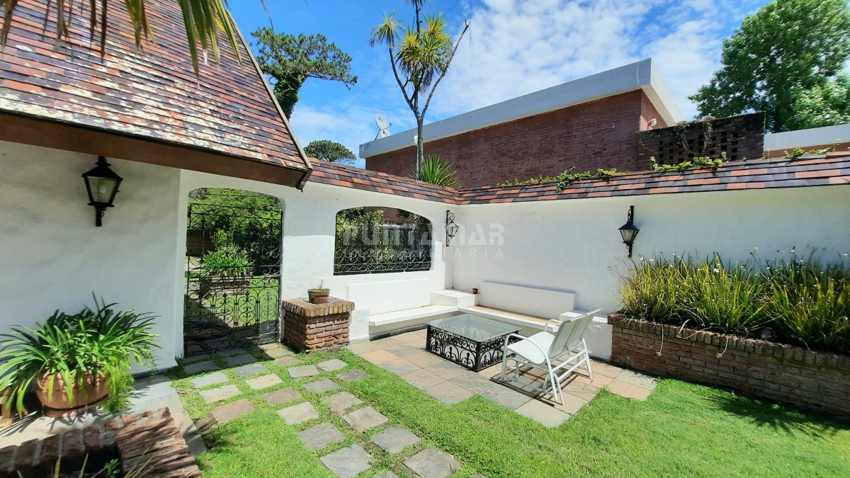 Casa ID.212852 - IMPORTANTE CASA CON GRAN PARQUE Y PISCINA EN LA MANSA 