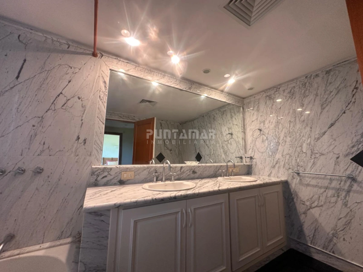 Casa ID.213906 - EXCLUSIVA MANSIÓN FRENTE AL MAR. Residencia de categoría con casa de huéspedes y de caseros frente a playa mansa.
