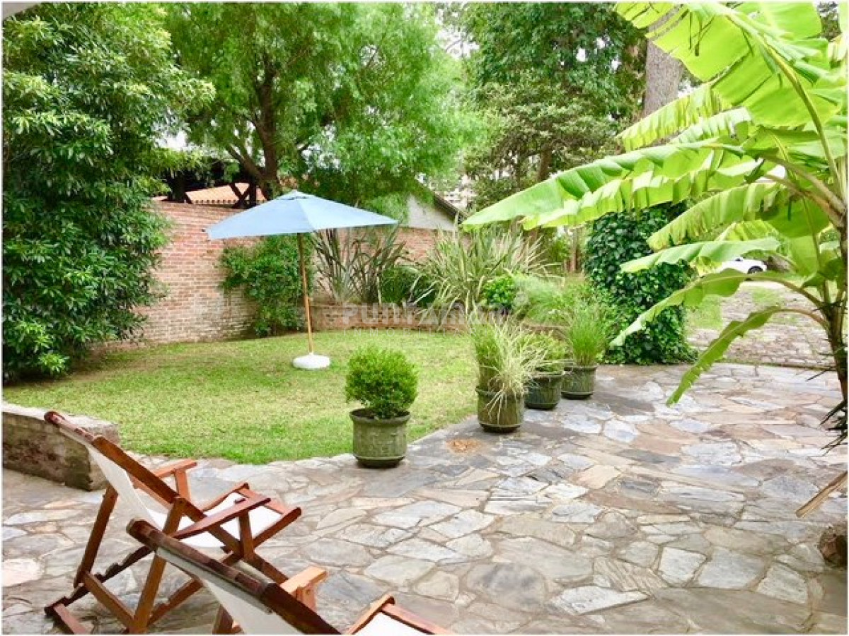 Casa ID.211732 - Casa en alquiler, playa mansa, 3 dormitorios, jardín, parrillero, reciclada