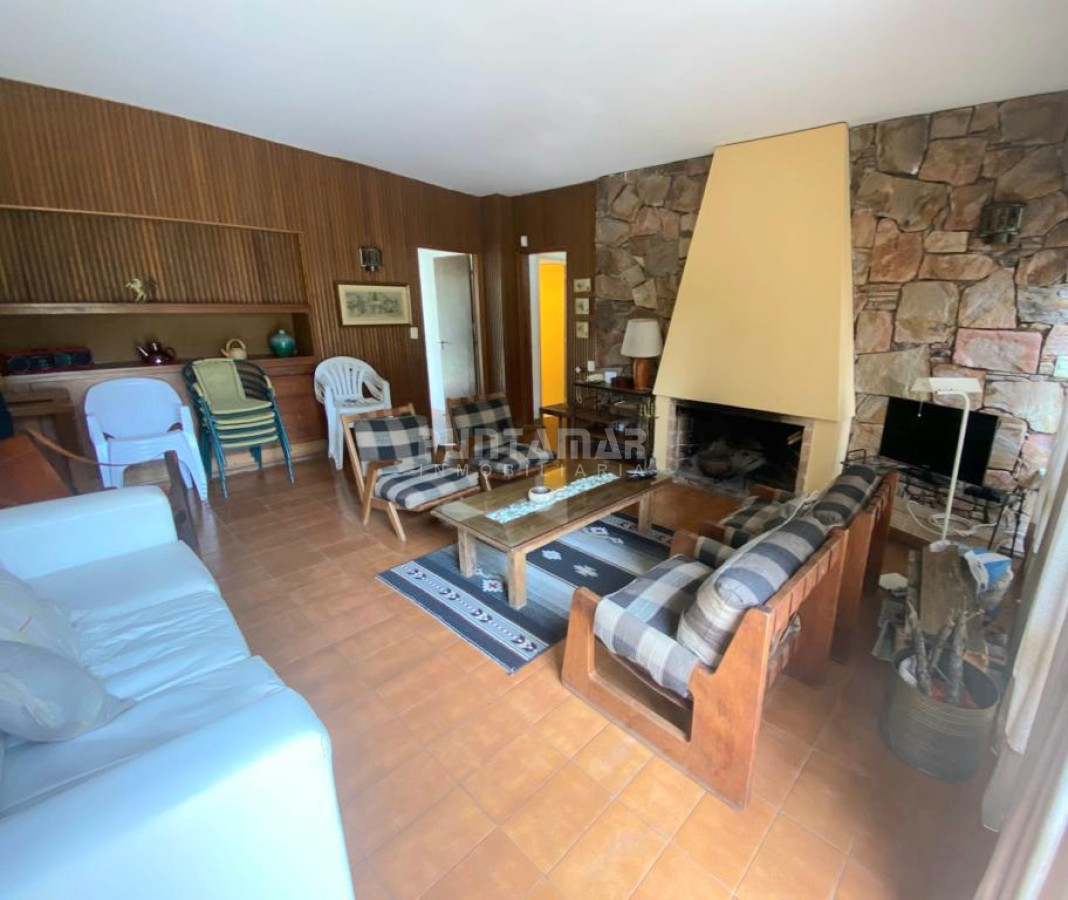 Casa ID.212397 - MUY LINDA CASA EN PARADA 7 DE LA MANSA, 4 DORMITORIOS, AMPLIO LIVING COMEDOR, PISCINA , GARAGE  Y PARRILLERO