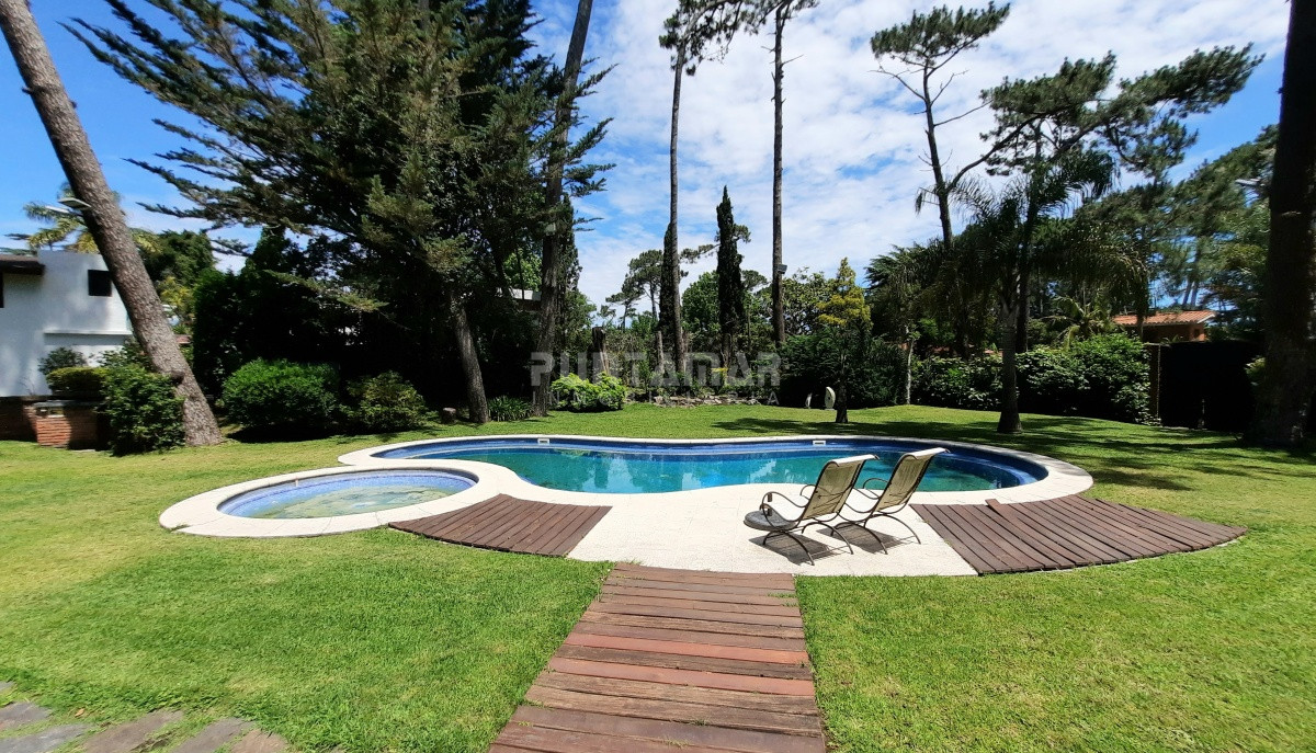 Casa ID.212852 - IMPORTANTE CASA CON GRAN PARQUE Y PISCINA EN LA MANSA 