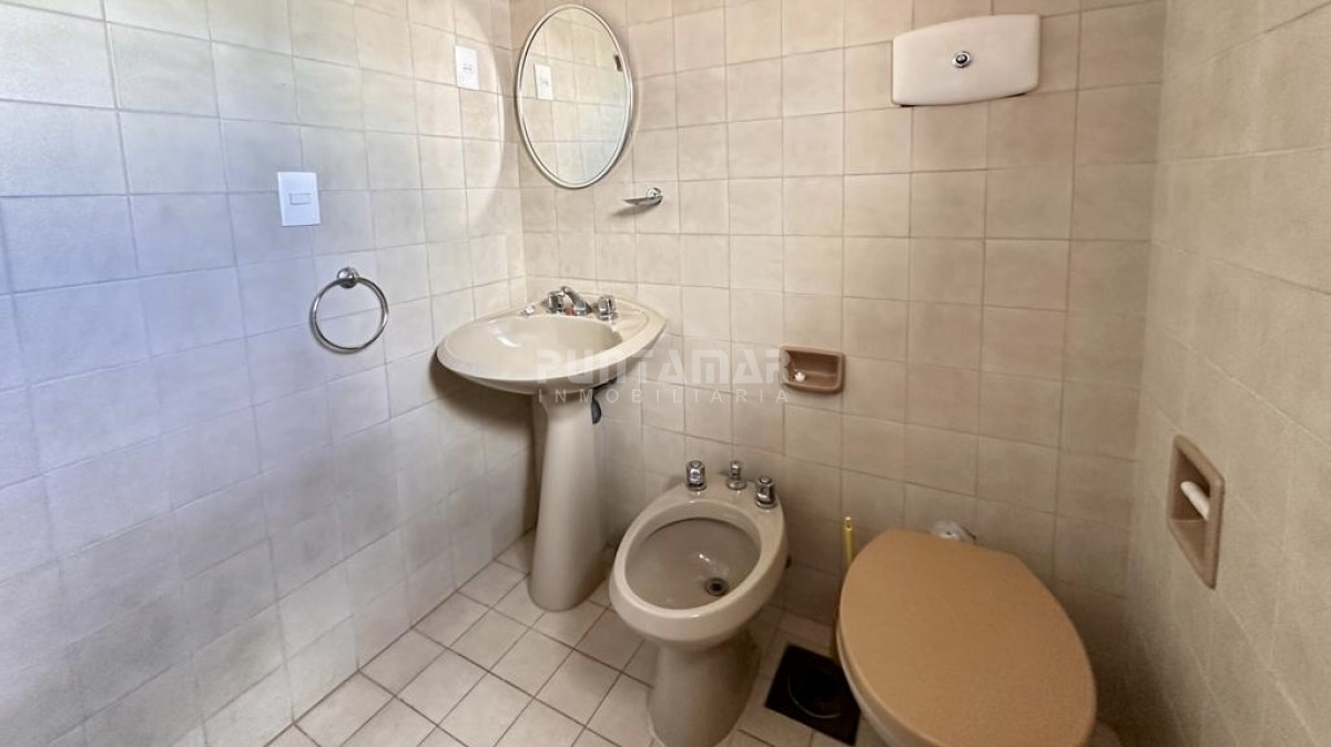 Casa ID.213196 - CASA 4 DORMITORIOS Y MEDIO CON PISCINA FRENTE AL PARADOR DE MONTOYA