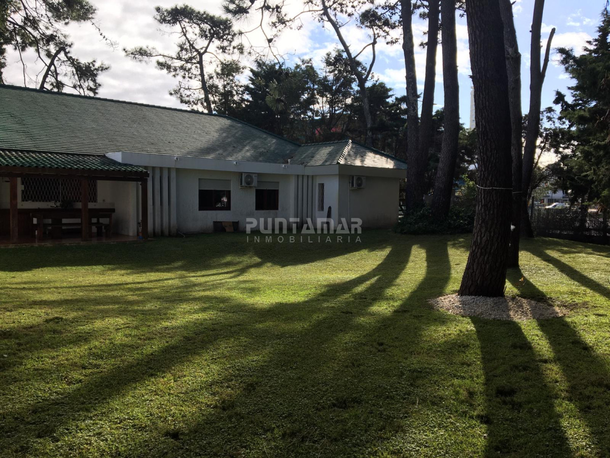 Casa ID.212451 - VENTA o ALQUILER ANUAL CASA EN MEJOR ZONA COMERCIAL