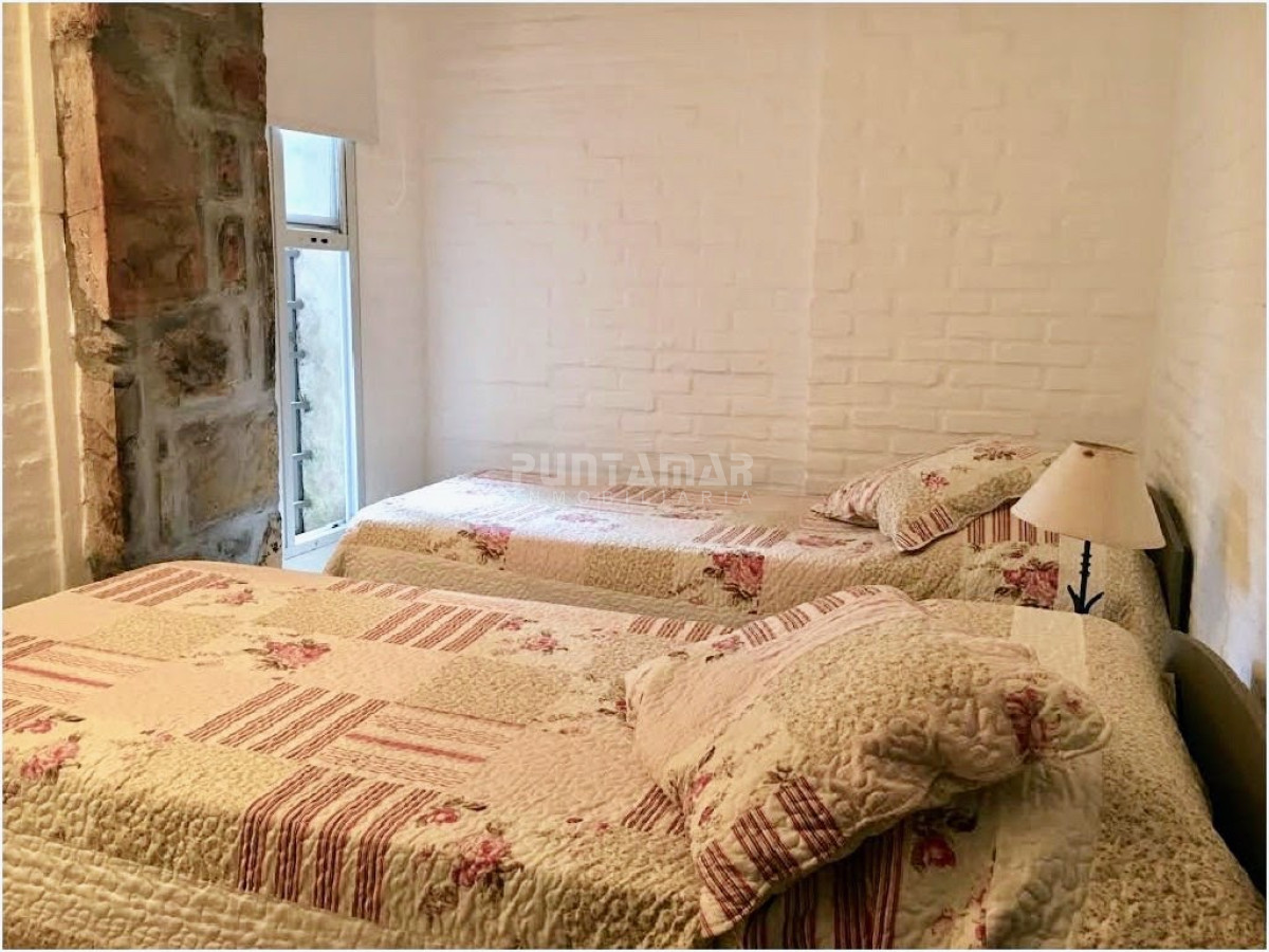 Casa ID.211732 - Casa en alquiler, playa mansa, 3 dormitorios, jardín, parrillero, reciclada