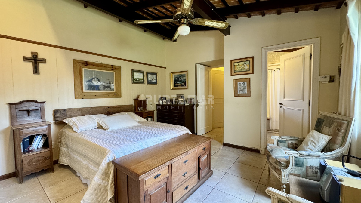 Casa ID.213691 - ALQUILER ANUAL 4 DORMITORIOS MAS DEPENDENCIA AMPLIO JARDIN Y PISCINA 