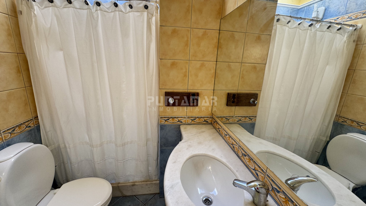 Casa ID.213691 - ALQUILER ANUAL 4 DORMITORIOS MAS DEPENDENCIA AMPLIO JARDIN Y PISCINA 