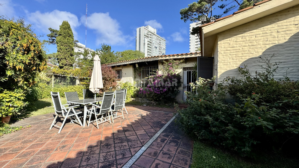 Casa ID.213691 - ALQUILER ANUAL 4 DORMITORIOS MAS DEPENDENCIA AMPLIO JARDIN Y PISCINA 