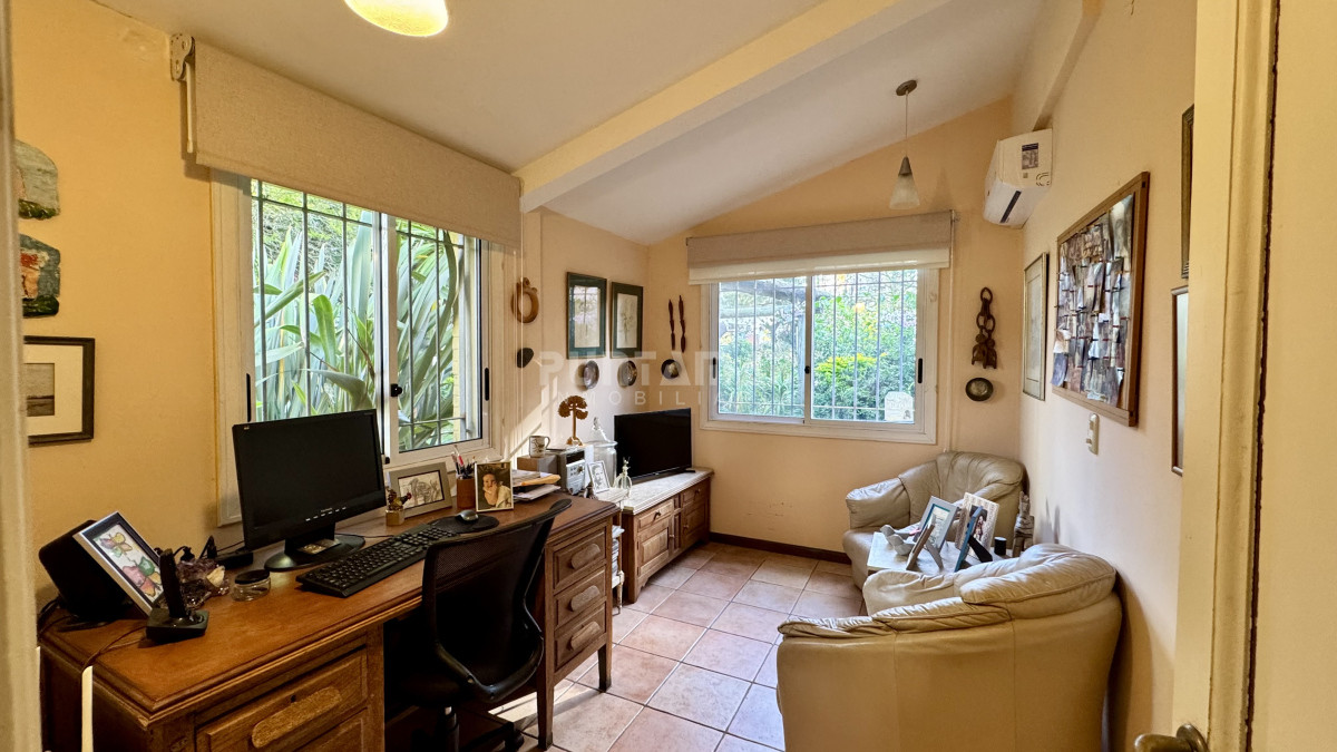 Casa ID.213691 - ALQUILER ANUAL 4 DORMITORIOS MAS DEPENDENCIA AMPLIO JARDIN Y PISCINA 