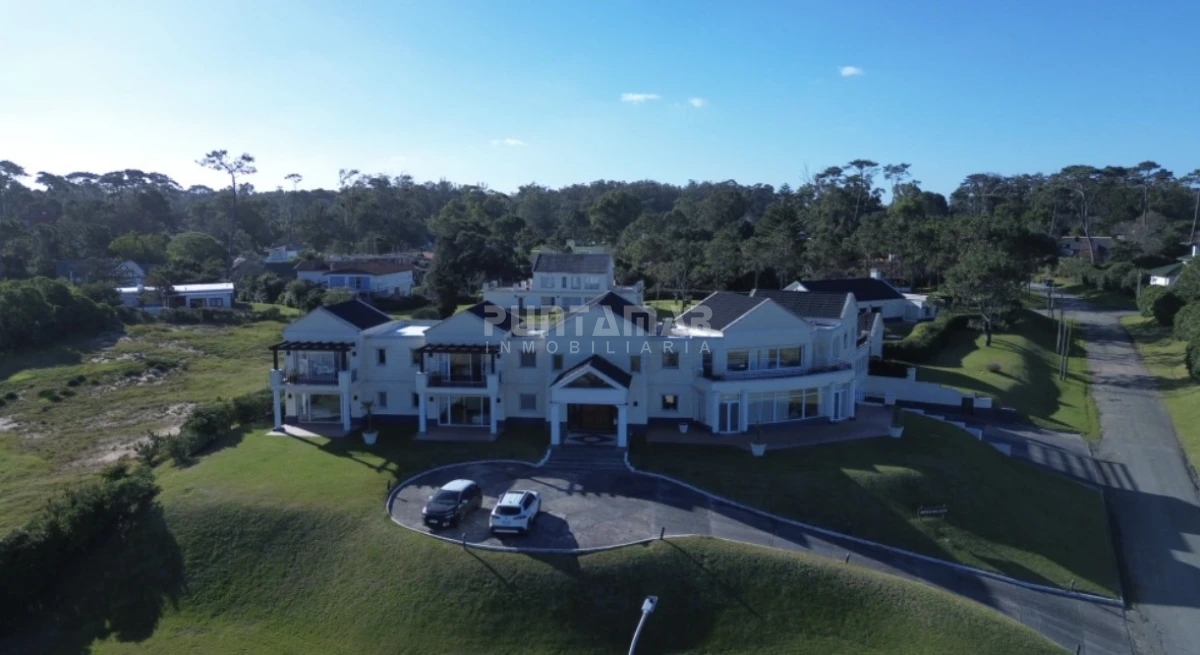 Casa ID.213906 - EXCLUSIVA MANSIÓN FRENTE AL MAR. Residencia de categoría con casa de huéspedes y de caseros frente a playa mansa.