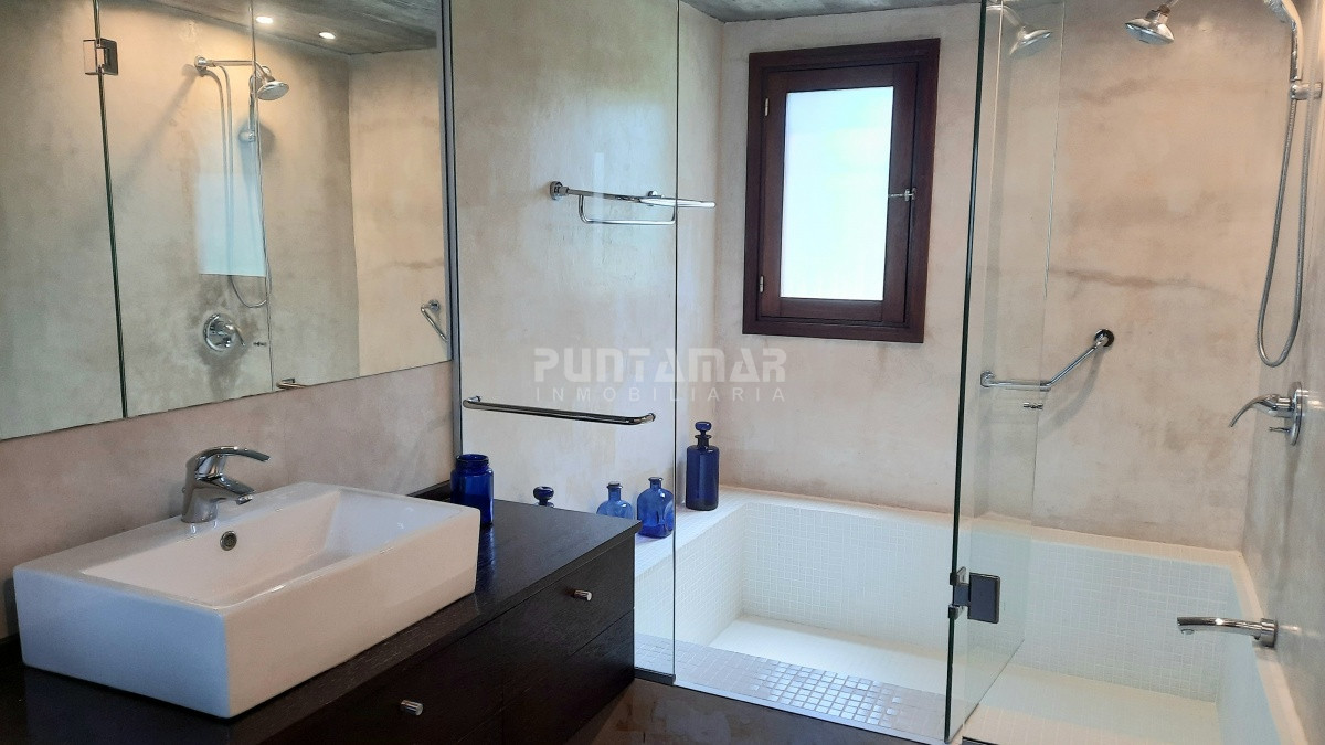 Casa ID.212852 - IMPORTANTE CASA CON GRAN PARQUE Y PISCINA EN LA MANSA 
