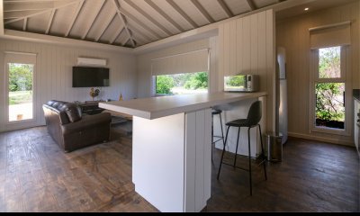 MODERNA CASA DE 1 DORMITORIO CON PISCINA A 100 MTS DE LA PLAYA DE JOSE IGNACIO