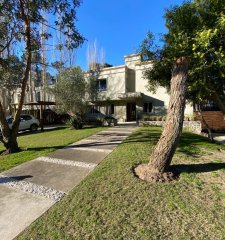 DIVINA CASA EN VENTA Y ALQUILER  PARA LA TEMPORADA , BARRIO PRIVADO EN RINCON DEL INDIO
