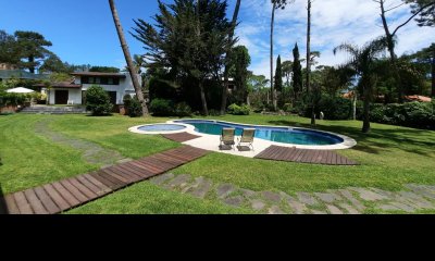 IMPORTANTE CASA CON GRAN PARQUE Y PISCINA EN LA MANSA