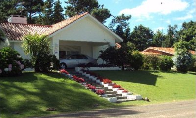CONFORTABLE Y DIVINA CASA PARA VIVIR TODO EL AÑO , BARBACOA, PISCINA , CUENTA CON 1200 M2 DE TERRENO Y 220 CONSTRUIDOS, ZONA DE CANTEGRIL