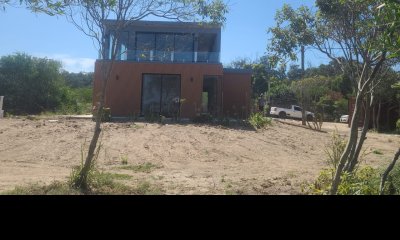 ESPECTACULAR CASA A ESTRENAR FRENTE A LA PLAYA EN SANTA MONICA