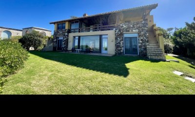 CASA 5 DORMITORIOS VISTA AL MAR EN BARRIO CERRADO LAGUNA BLANCA