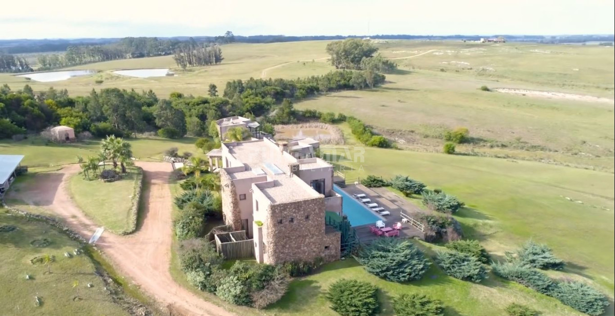 Chacra ID.211525 - Excepcional chacra 20 hectáreas con casa principal, lago, cancha de futbol, pileta y casa de caseros. 