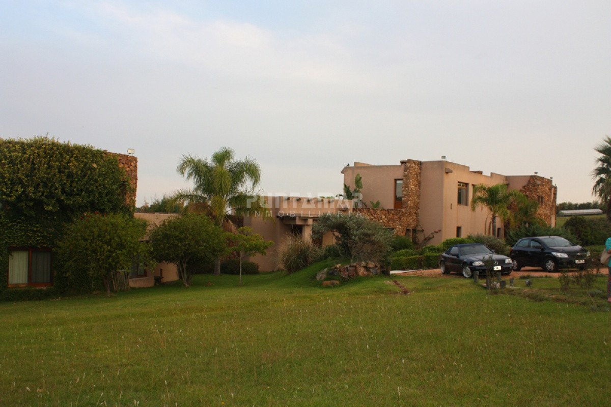 Chacra ID.211525 - Excepcional chacra 20 hectáreas con casa principal, lago, cancha de futbol, pileta y casa de caseros. 