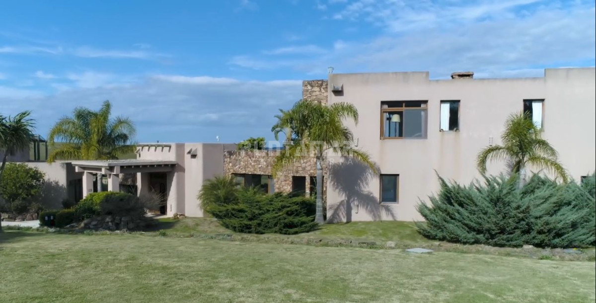 Chacra ID.211525 - Excepcional chacra 20 hectáreas con casa principal, lago, cancha de futbol, pileta y casa de caseros. 