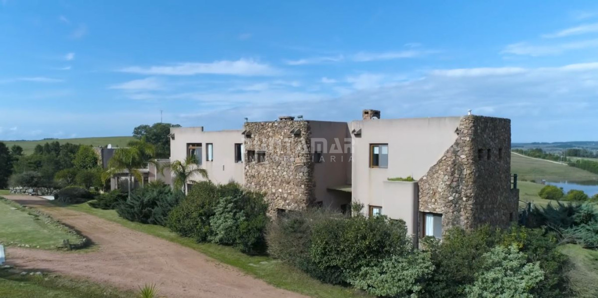 Chacra ID.211525 - Excepcional chacra 20 hectáreas con casa principal, lago, cancha de futbol, pileta y casa de caseros. 