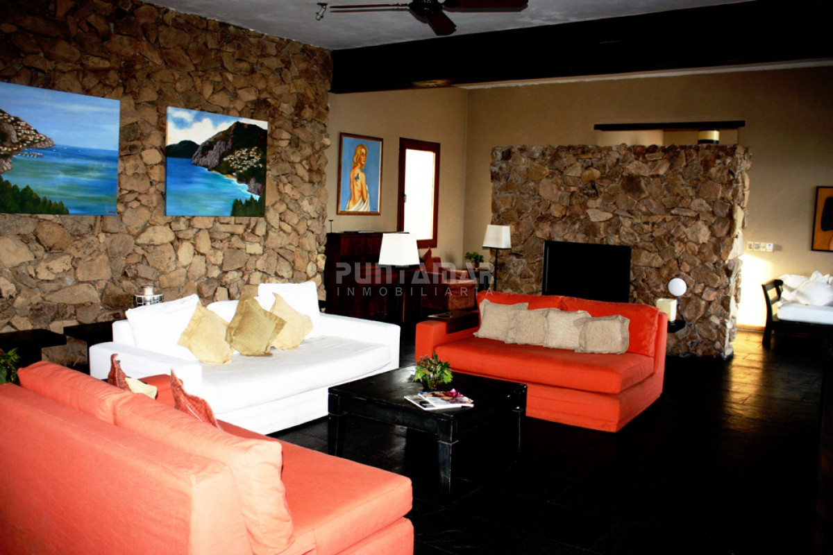 Chacra ID.211525 - Excepcional chacra 20 hectáreas con casa principal, lago, cancha de futbol, pileta y casa de caseros. 