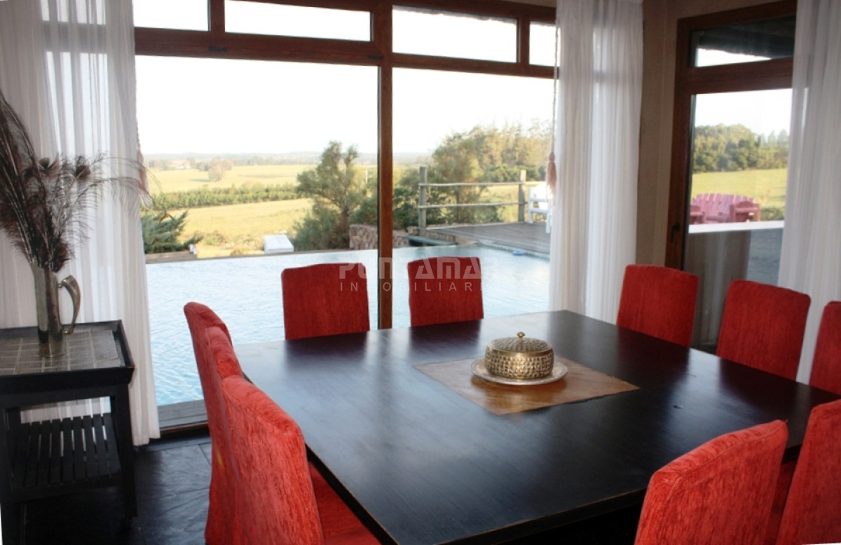Chacra ID.211525 - Excepcional chacra 20 hectáreas con casa principal, lago, cancha de futbol, pileta y casa de caseros. 