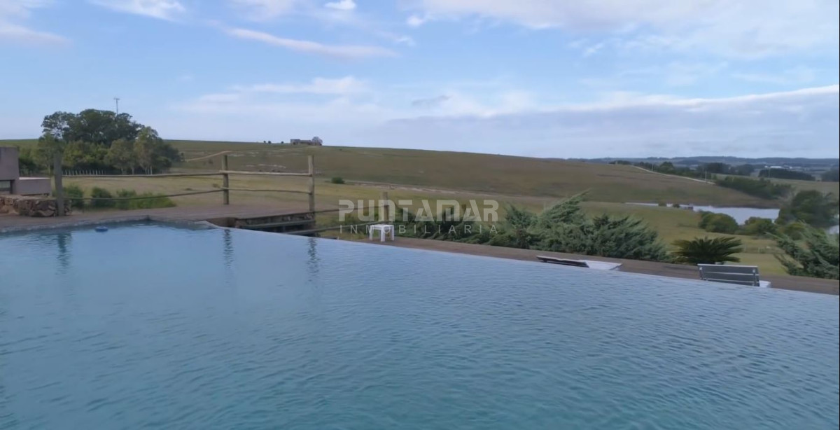 Chacra ID.211525 - Excepcional chacra 20 hectáreas con casa principal, lago, cancha de futbol, pileta y casa de caseros. 
