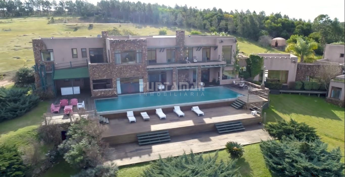 Chacra ID.211525 - Excepcional chacra 20 hectáreas con casa principal, lago, cancha de futbol, pileta y casa de caseros. 