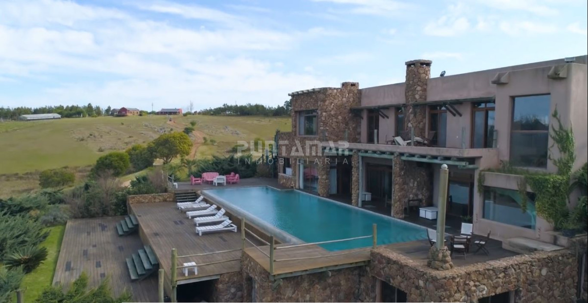 Chacra ID.211525 - Excepcional chacra 20 hectáreas con casa principal, lago, cancha de futbol, pileta y casa de caseros. 