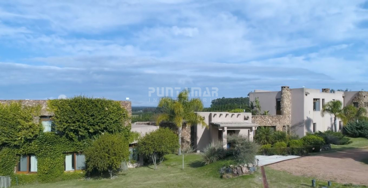Chacra ID.211525 - Excepcional chacra 20 hectáreas con casa principal, lago, cancha de futbol, pileta y casa de caseros. 