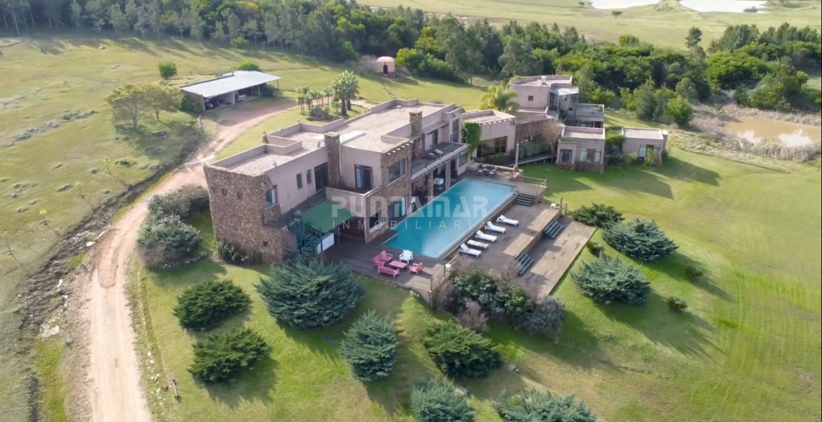 Chacra ID.211525 - Excepcional chacra 20 hectáreas con casa principal, lago, cancha de futbol, pileta y casa de caseros. 