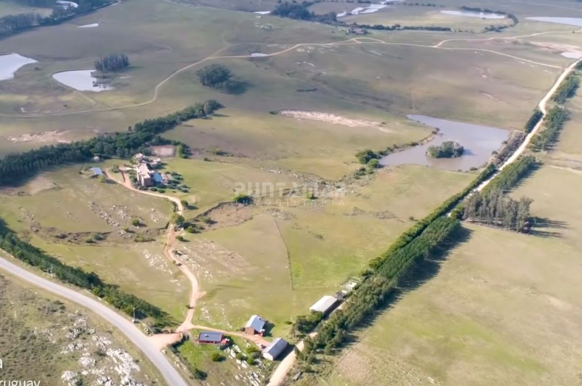 Chacra ID.211525 - Excepcional chacra 20 hectáreas con casa principal, lago, cancha de futbol, pileta y casa de caseros. 