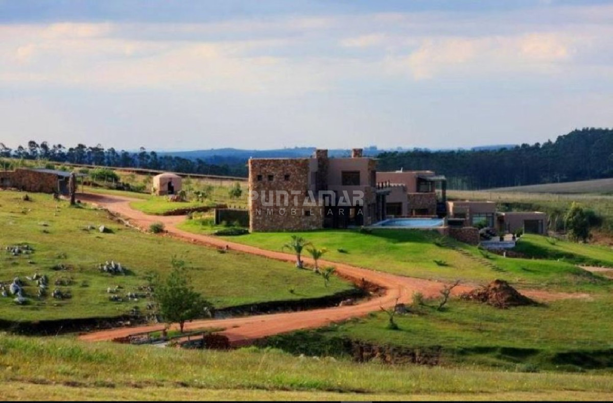Chacra ID.211525 - Excepcional chacra 20 hectáreas con casa principal, lago, cancha de futbol, pileta y casa de caseros. 