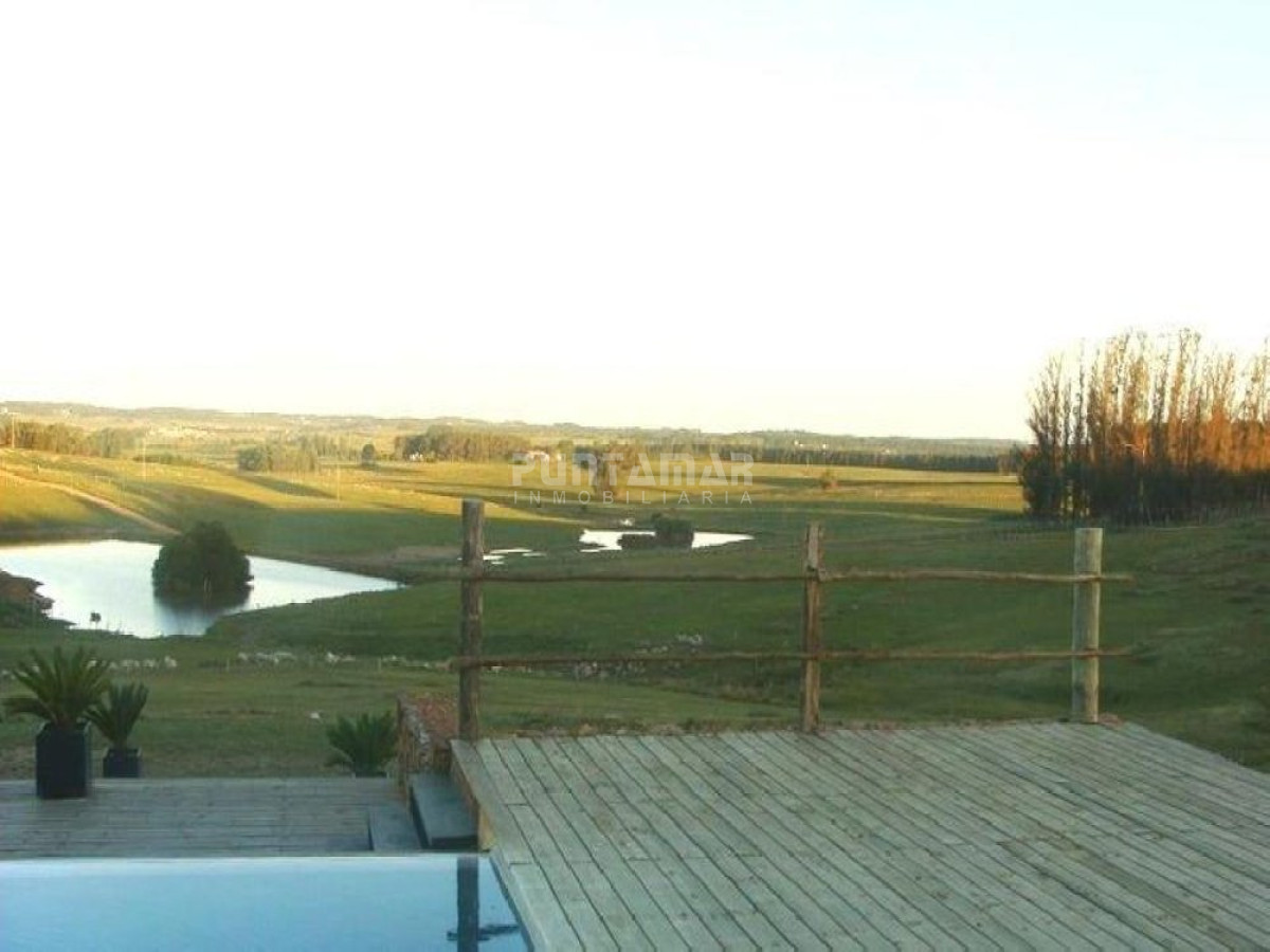 Chacra ID.211525 - Excepcional chacra 20 hectáreas con casa principal, lago, cancha de futbol, pileta y casa de caseros. 