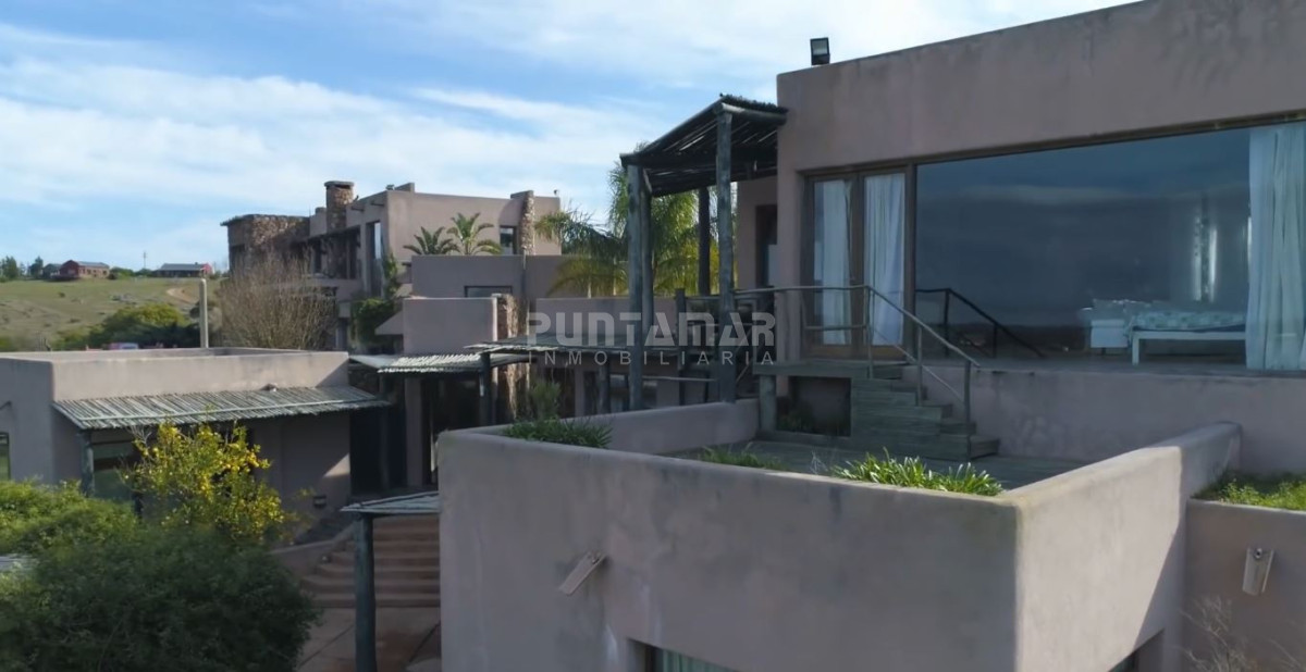 Chacra ID.211525 - Excepcional chacra 20 hectáreas con casa principal, lago, cancha de futbol, pileta y casa de caseros. 